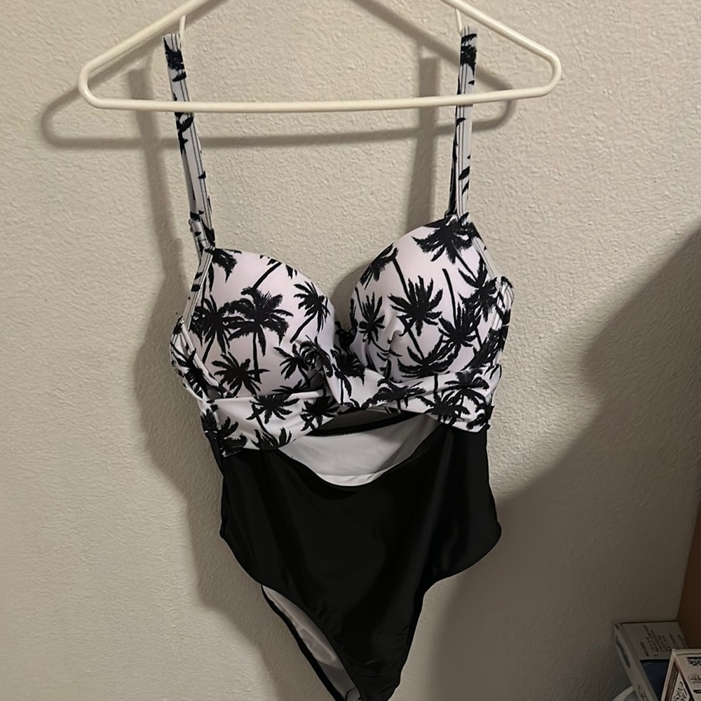 SHEIN Black and White One Piece Swimsuit with Tropical Print